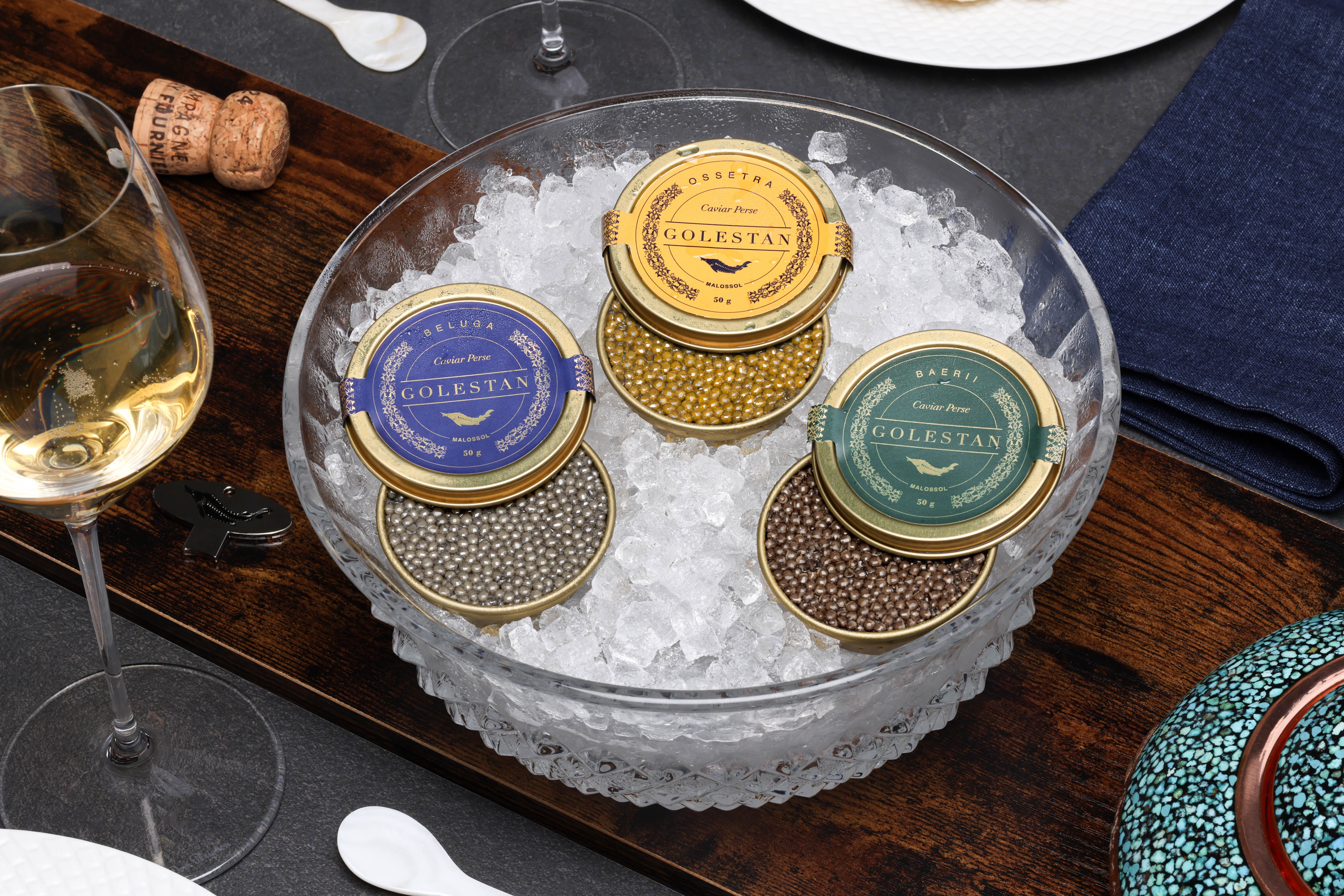 caviars baerii ossetra et beluga sur glaçe dans un bol mise en situation repas festif Caviar Golestan