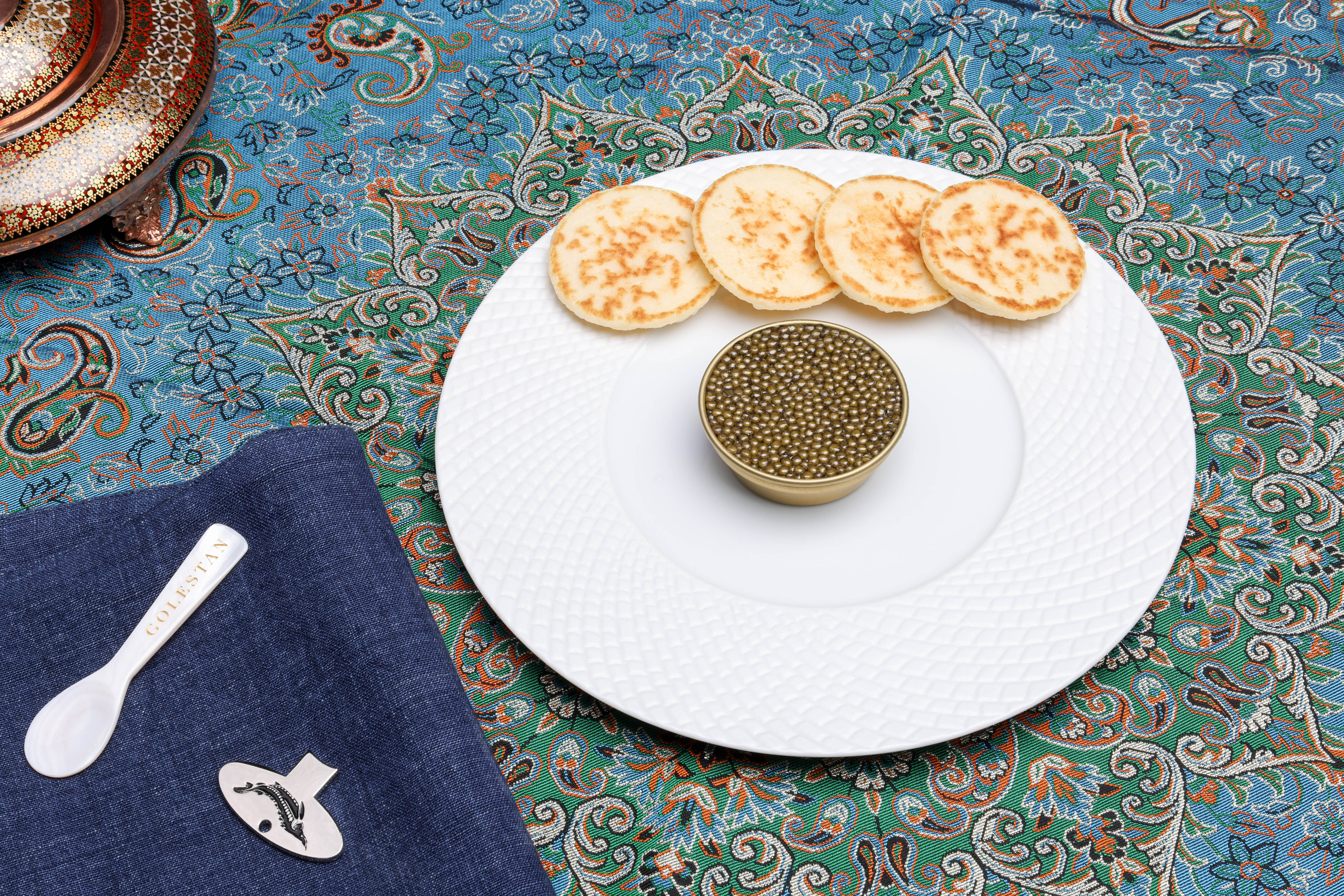 caviar ossetra sur assiette avec blinis Golestan Caviar