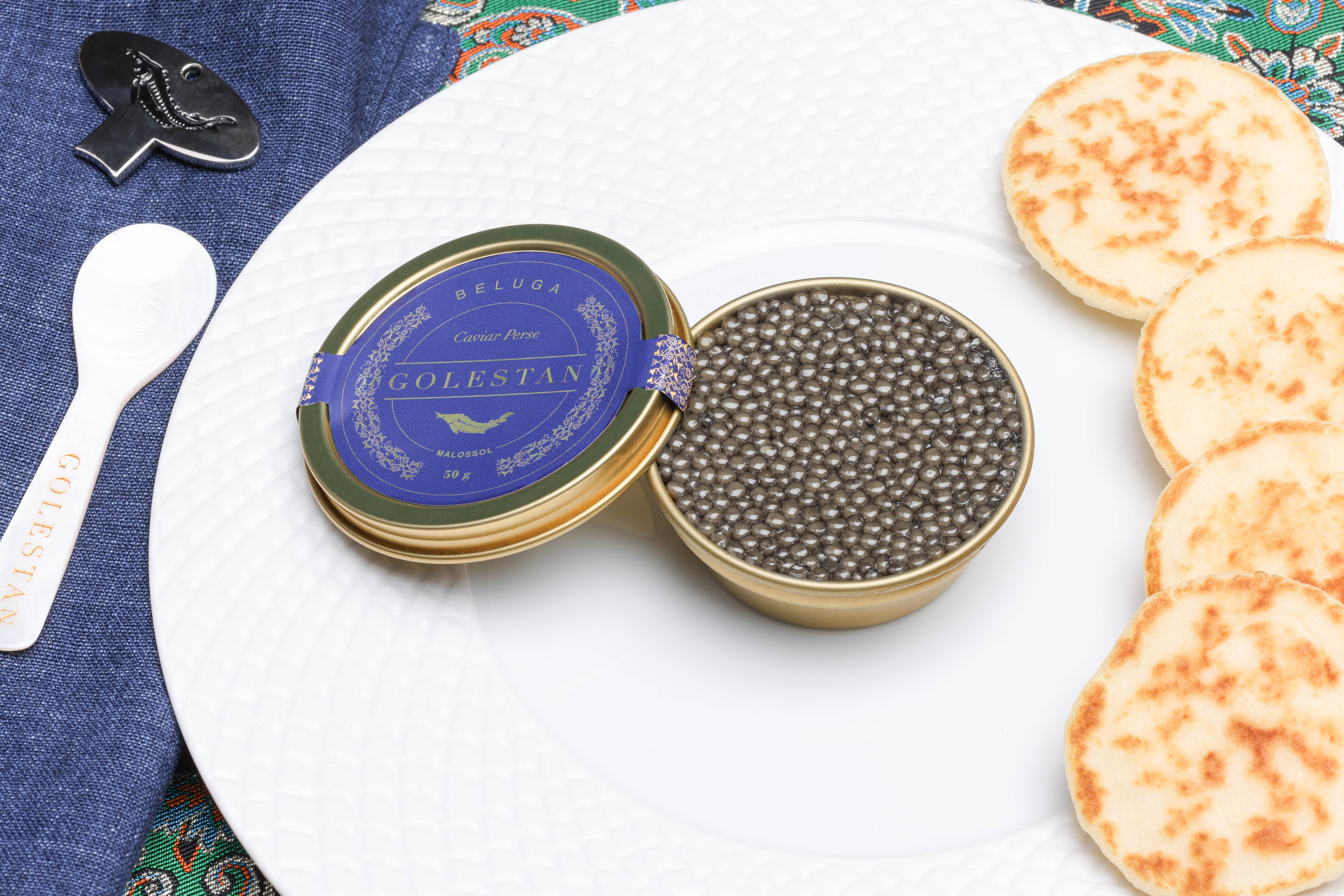 caviar beluga sur assiette avec blinis Golestan Caviar